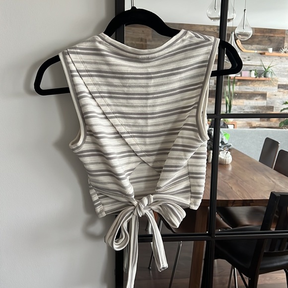 Club Monaco striped crop top with tie back - Picture 4 of 6